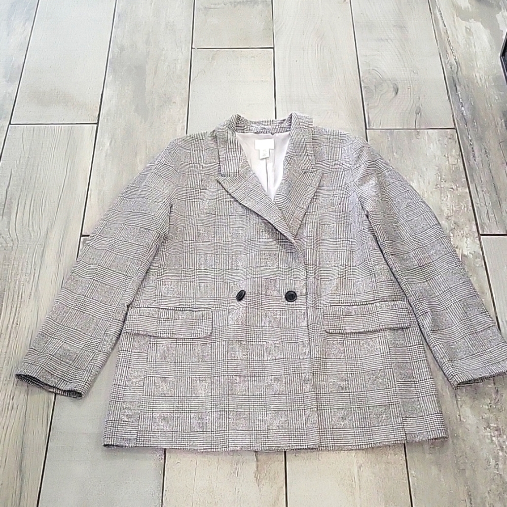 H&M BLACK AND WHITE  BLAZER SIZE MEDIUM  LIKE NEW CONDITION # 33